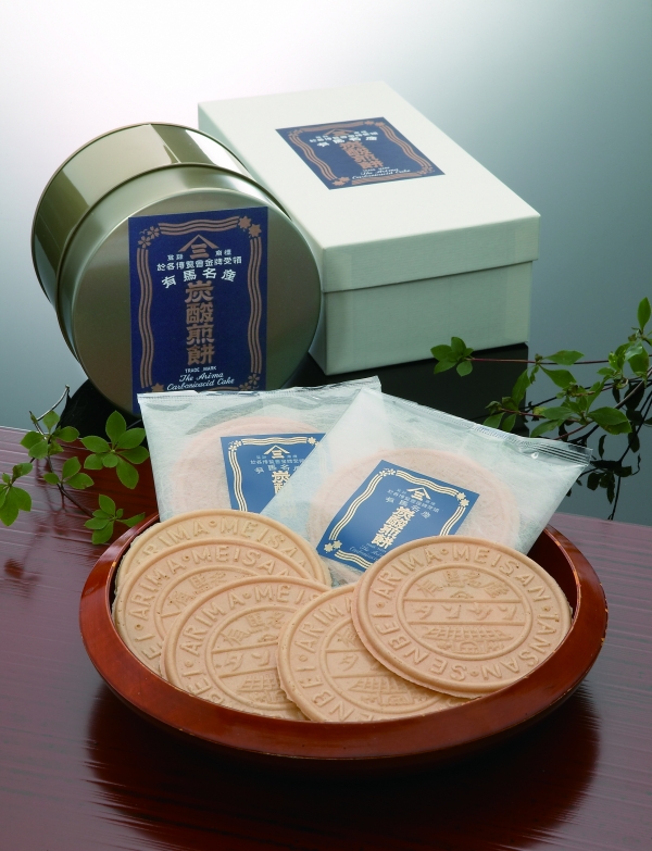 炭酸煎餅復古圓型鐵罐包裝｜有馬溫泉必吃美食炭酸煎餅 有馬溫泉一泊二食行程 有馬溫泉必去景點懶人包