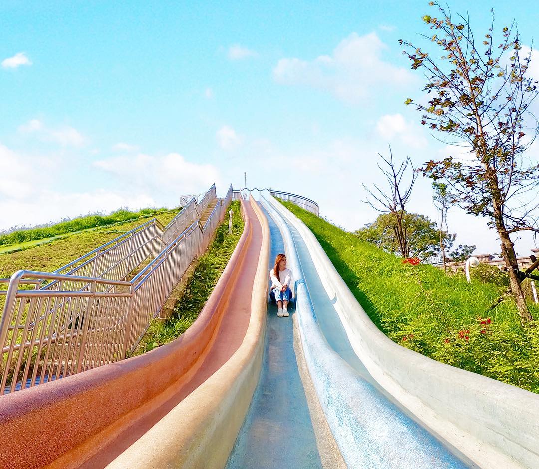 「遊逸之丘」新北市最長磨石溜滑梯（中和員山公園）｜台北 Taipei 台北滑梯 台北親子 台北親子好去處 台北親子景點 台北親子必玩 台北親子行程 台北親子自由行 新北 Sinpak 新北親子 新北親子好去處 新北親子必去 新北親子行程 新北親子自由行 新北中和員山公園 中和員山公園 員山公園 中和員山公園怎麼去 中和員山公園捷運 員山公園交通 員山公園滑草 中和員山公園2019 中和員山公園附近景點 員山公園開車 員山公園危險 圓山公園北海道