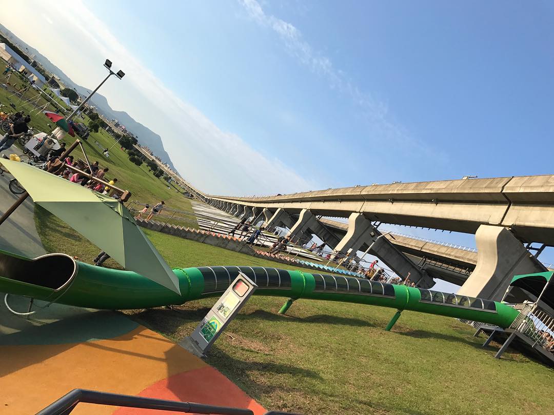 新北最高滑梯「幸運草溜滑梯」（大台北都會公園）｜台北 Taipei 台北滑梯 台北親子 台北親子好去處 台北親子景點 台北親子必玩 台北親子行程 台北親子自由行 新北 Sinpak 新北親子 新北親子好去處 新北親子必去 新北親子行程 新北親子自由行 大台北都會公園 幸運草溜滑梯 大台北都會公園景觀橋 大台北都會公園燈會 三重大台北都會公園交通 大台北都會公園小火車 大台北都會公園溜滑梯 大台北都會公園晚上 大台北都會公園花燈 大台北都會公園2019 大台北都會公園步道 大台北都會公園兒童節 大台北公園滾輪滑梯