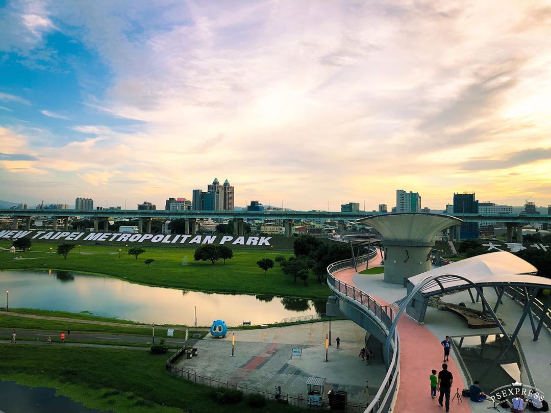 大台北都會公園（幸運草溜滑梯）｜台北 Taipei 台北滑梯 台北親子 台北親子好去處 台北親子景點 台北親子必玩 台北親子行程 台北親子自由行 新北 Sinpak 新北親子 新北親子好去處 新北親子必去 新北親子行程 新北親子自由行 大台北都會公園 幸運草溜滑梯 大台北都會公園景觀橋 大台北都會公園燈會 三重大台北都會公園交通 大台北都會公園小火車 大台北都會公園溜滑梯 大台北都會公園晚上 大台北都會公園花燈 大台北都會公園2019 大台北都會公園步道 大台北都會公園兒童節 大台北公園滾輪滑梯