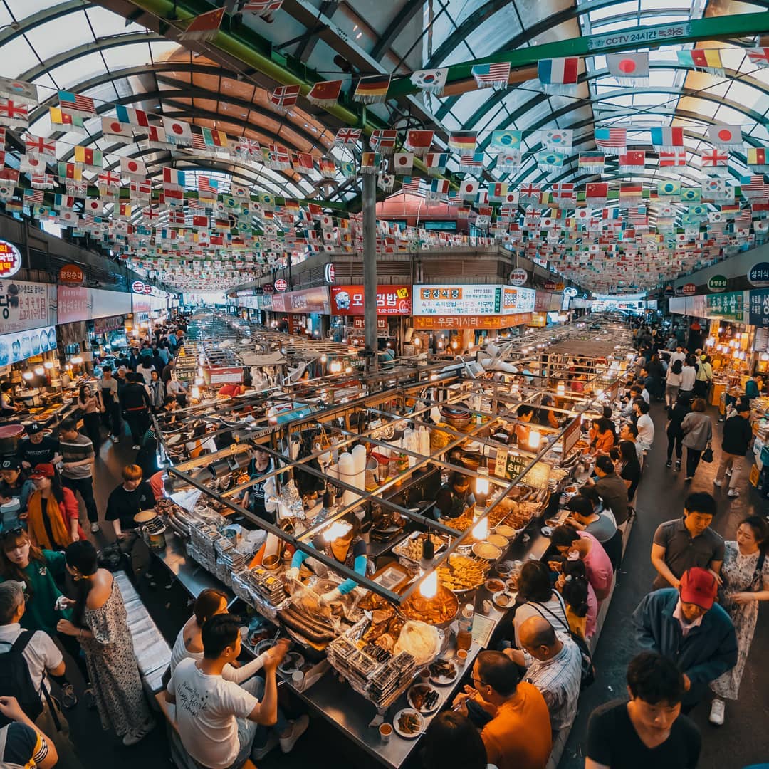 廣藏市場｜韓國 Korea 한국 首爾 Seoul 서울 韓國好去處 韓國景點 韓國市場 韓國必去 韓國必到 韓國傳統市場 韓國美食 韓國必食 韓國必吃 首爾好去處 首爾景點 首爾市場 首爾必去 首爾必到 首爾傳統市場 首爾美食 首爾必食 首爾必吃 廣藏市場 광장시장 鍾路區 麻藥飯卷 順熙家綠豆煎餅 綠豆煎餅 順熙家 生章魚 生牛肉 Running Man 廣藏市場2018 廣藏市場必買 廣藏市場營業時間2018 廣藏市場營業時間2019 廣藏市場早餐 廣藏市場生章魚 廣藏市場2019 廣藏市場點去 廣藏市場行程 廣藏市場棉被