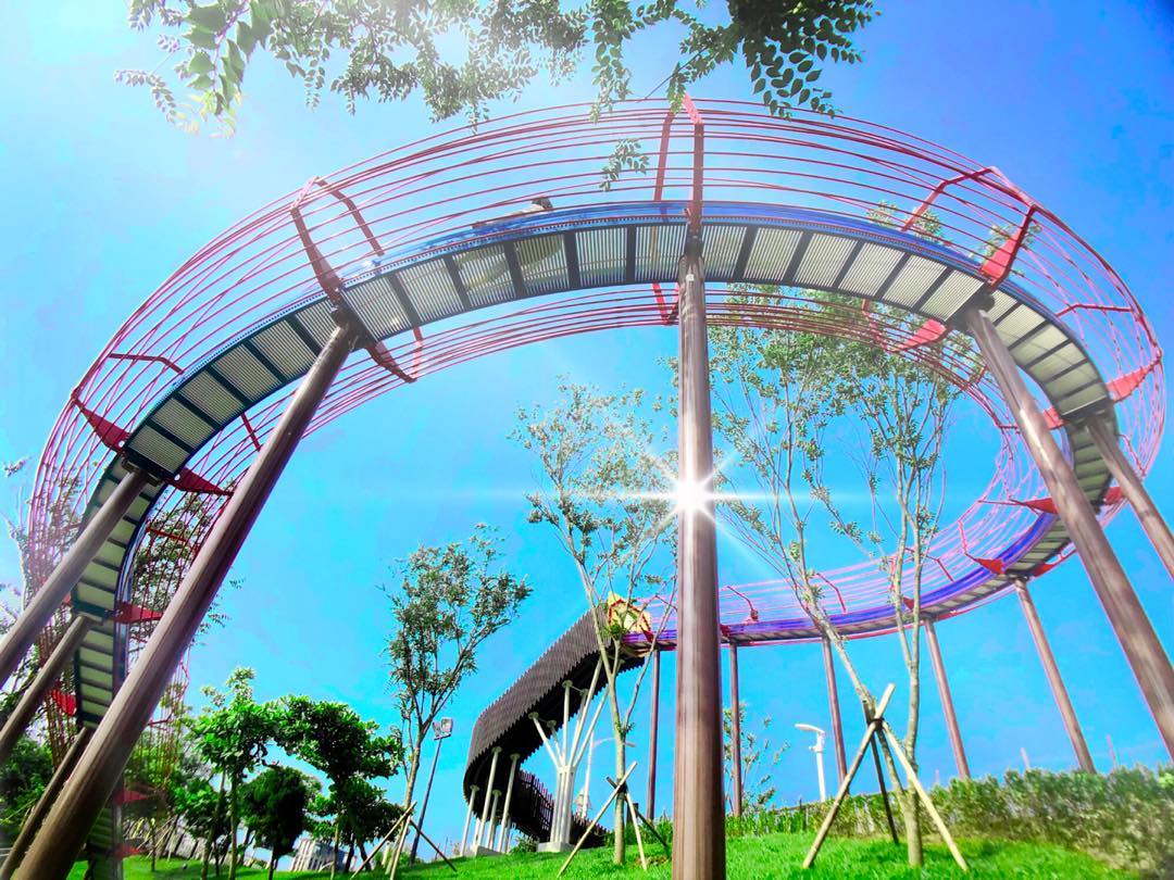 滾輪溜滑梯（桃園風禾公園）｜台北 Taipei 台北滑梯 台北親子 台北親子好去處 台北親子景點 台北親子必玩 台北親子行程 台北親子自由行 桃園 TaoYuen 桃園親子 桃園親子好去處 桃園親子必去 桃園親子行程 桃園親子自由行 桃園風禾公園附近美食 桃園風禾公園停車 桃園風禾公園2018 桃園風禾公園溜滑梯 桃園風禾公園交通 風禾公園附近景點 風禾公園設施 桃園特色公園 桃園公園 風禾公園廁所