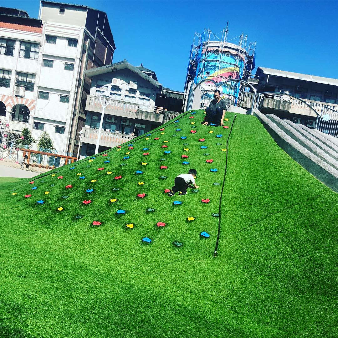 攀岩坡（汐止白雲公園）｜台北 Taipei 台北滑梯 台北親子 台北親子好去處 台北親子景點 台北親子必玩 台北親子行程 台北親子自由行 新北 Sinpak 新北親子 新北親子好去處 新北親子必去 新北親子行程 新北親子自由行 汐止白雲公園 白雲公園 汐止白雲公園停車 汐止白雲公園地址 汐止白雲公園怎麼去 汐止白雲公園交通 汐止白雲公園附近美食 汐止白雲公園野餐 白雲公園公車 白雲公園停車場