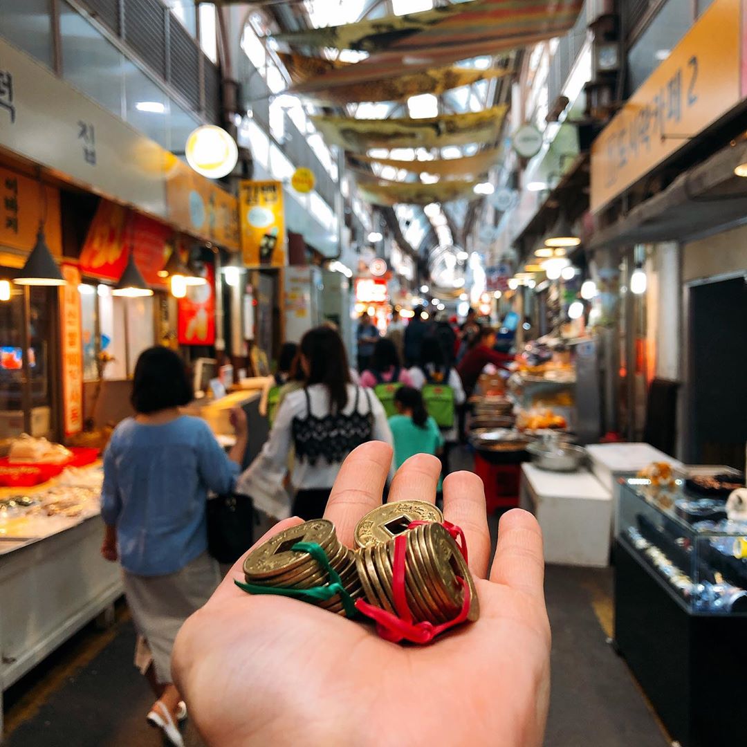 通仁市場｜韓國 Korea 한국 首爾 Seoul 서울 韓國好去處 韓國景點 韓國市場 韓國必去 韓國必到 韓國傳統市場 韓國美食 韓國必食 韓國必吃 首爾好去處 首爾景點 首爾市場 首爾必去 首爾必到 首爾傳統市場 首爾美食 首爾必食 首爾必吃 通仁市場 통인시장 銅錢便當Cafe 銅錢 便當Cafe 景福宮站 景福宮 通仁市場2019 通仁市場時間2018 通仁市場營業時間2018 通仁市場營業時間2019 通仁市場必吃2018 通仁市場晚上 通仁市場2018 通仁市場生章魚 弘大通仁市場 通仁市場素食韓國 Korea 한국 首爾 Seoul 서울 韓國好去處 韓國景點 韓國市場 韓國必去 韓國必到 韓國傳統市場 韓國美食 韓國必食 韓國必吃 首爾好去處 首爾景點 首爾市場 首爾必去 首爾必到 首爾傳統市場 首爾美食 首爾必食 首爾必吃 通仁市場 통인시장 銅錢便當Cafe 銅錢 便當Cafe 景福宮站 景福宮 通仁市場2019 通仁市場時間2018 通仁市場營業時間2018 通仁市場營業時間2019 通仁市場必吃2018 通仁市場晚上 通仁市場2018 通仁市場生章魚 弘大通仁市場 通仁市場素食