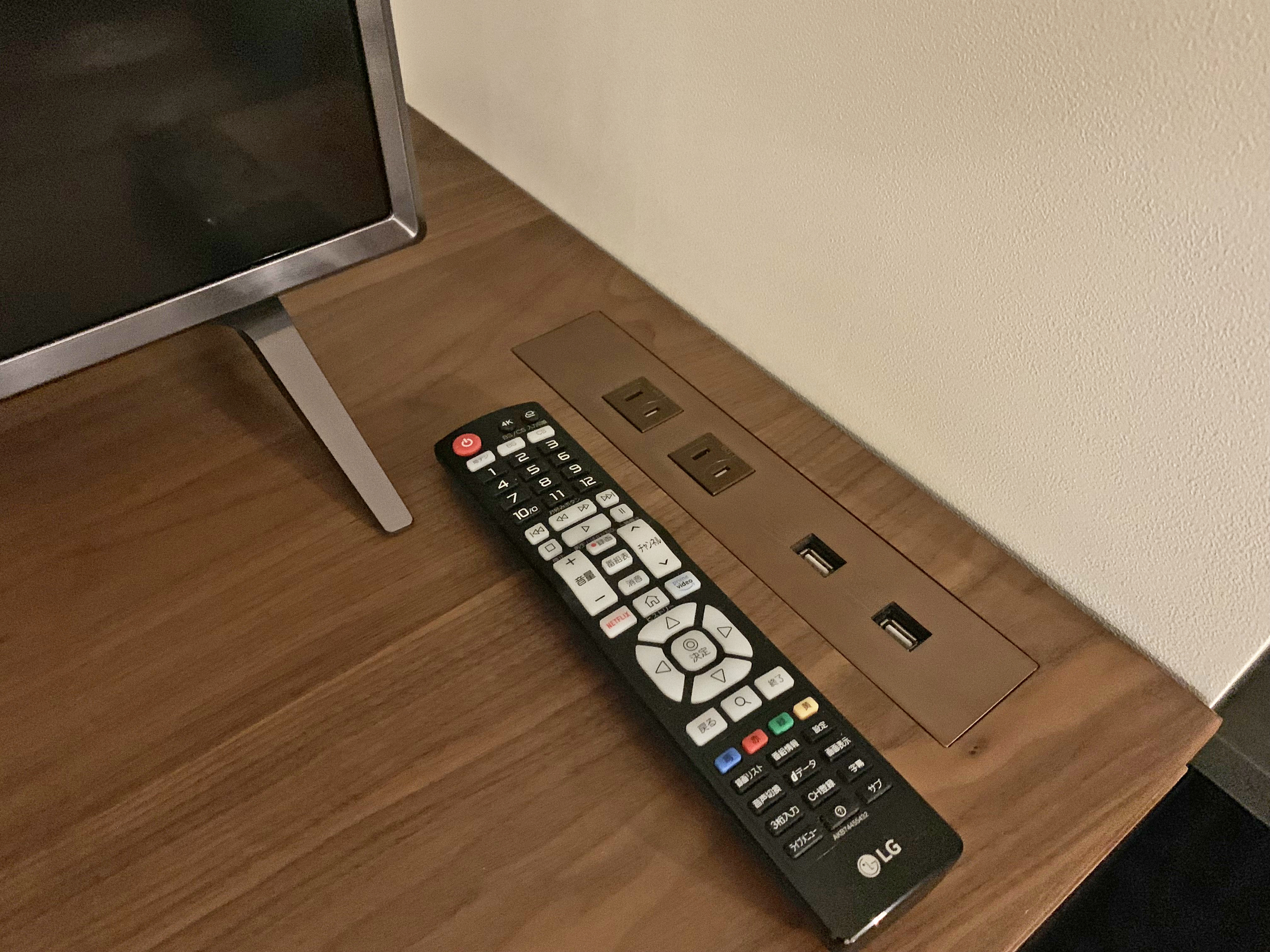 書桌USB插頭、兩腳插頭｜大阪本町活力酒店（THE LIVELY HONMACHI OSAKA）大阪新酒店 大阪酒店 大阪飯店 大阪住宿 本町酒店 本町飯店 本町住宿 堺筋本町酒店 堺筋本町飯店 堺筋本町住宿