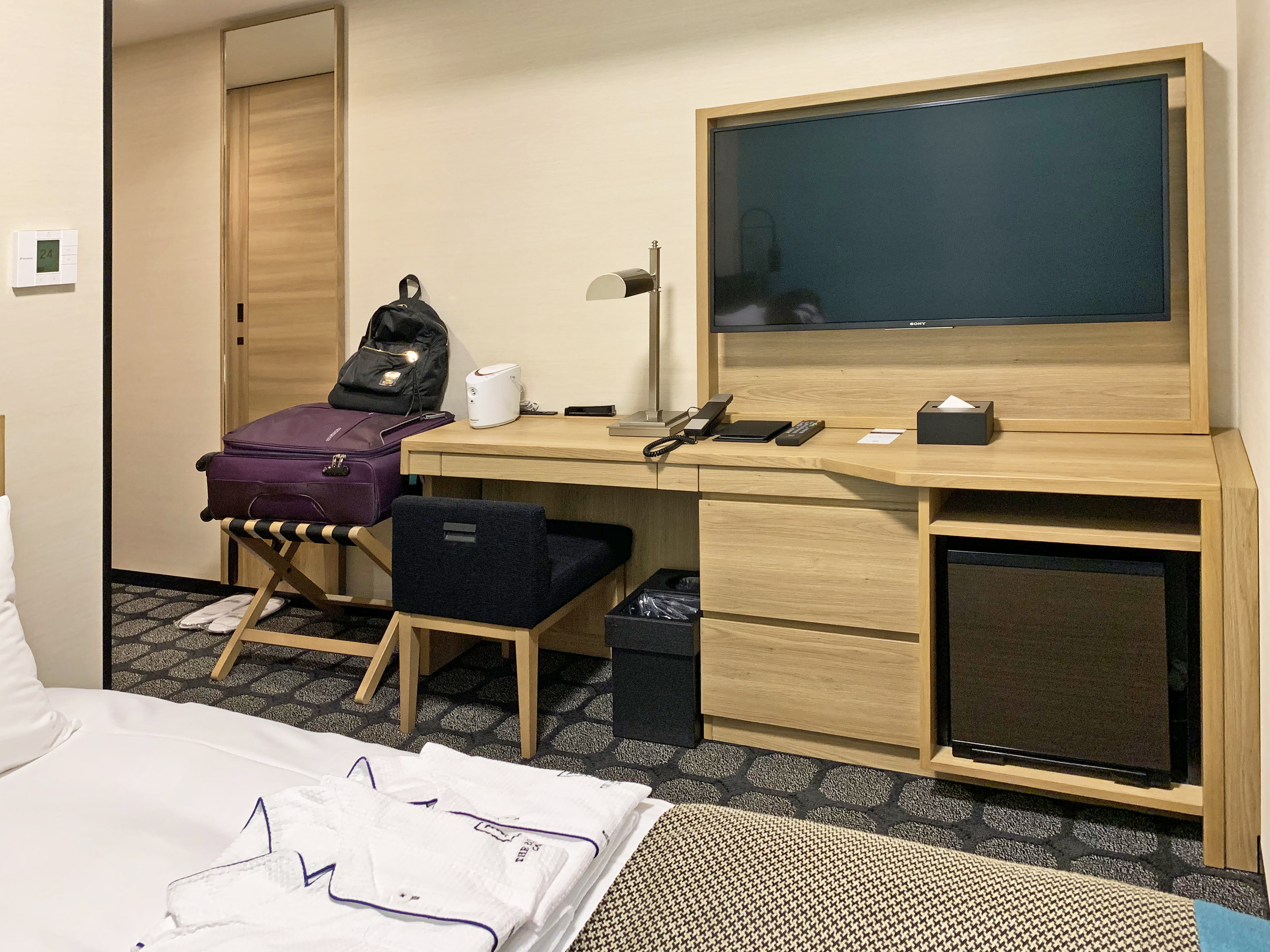 書桌、電視、雪櫃｜大阪北濱皇家花園CANVAS酒店（The Royal Park CANVAS Osaka Kitahama）大阪新酒店 大阪酒店 大阪飯店 大阪住宿 本町酒店 本町飯店 本町住宿 堺筋本町酒店 堺筋本町飯店 堺筋本町住宿
