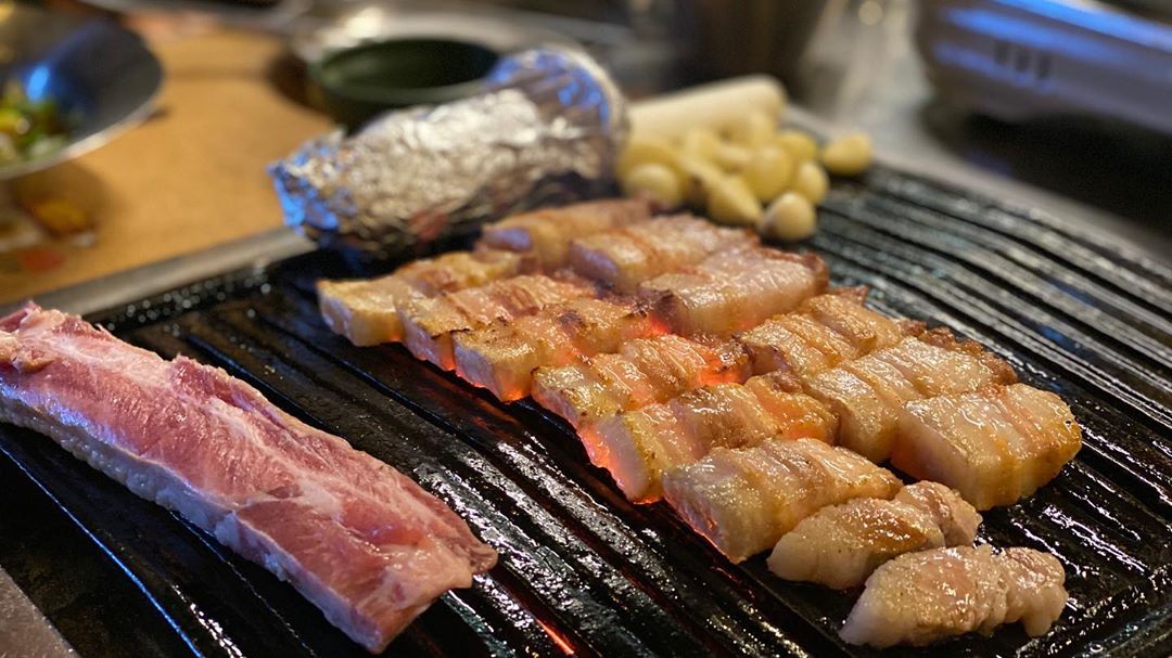 藥水站美食 藥水站必食 藥水站燒肉 首爾燒肉 韓燒 首爾烤肉推薦 首爾燒肉推薦 首爾食堂 首爾豬 好吃食堂 首爾烤肉 豬豬食堂 烤豬皮 韓國追星景點 首爾追星景點 首爾 餐廳 金豬 首爾 烤肉 藥水站 首爾美食 首爾必食 Geumdwaeji Sikdang JIMIN 燒肉 BTS同款 EXO同款 금돼지식당 金豬肉食堂 金豬食堂 黃金豬 黃金豬 燒肉 黃金豬肉食堂 黃金豬食堂