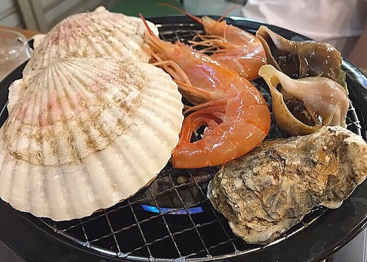 函館朝市的各式現烤海鮮（Hakodate Asaichi）｜北海道 Hokkaido 北海道景點 北海道行程 北海道道南景點 函館 Hakodate 函館景點 函館交通 函館市電 函館市電一日券 函館行程 函館一日遊 函館美食 函館水果 函館釣烏賊