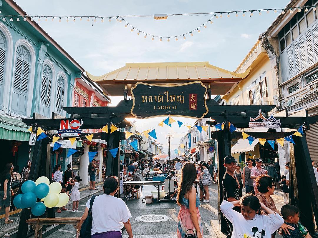 大坡夜市 Sunday Walking Street Market Lard Yai 布吉鎮 舊城區 Clock Tower 泰國夜市 泰國自由行 泰國景點 泰國必去 PP島 卡塔海灘 Kata Beach 珊瑚島 攀牙灣 幻多奇樂園 芭東海灘酒吧街 皇帝島 斯米蘭群島海洋公園 普吉大佛 查龍寺 普吉鎮 布吉鎮 布吉大佛 Hanuman World Flying Hanuman 反轉屋 Baan Teelanka 布吉 布吉自由行 布吉景點 普吉 布吉好去處 布吉必去 布吉必去景點 布吉必玩 普吉自由行 布吉 景點 布吉景點推介 布吉島 普吉島 phuket 泰國布吉自由行 泰國布吉 泰國普吉 布吉有咩玩 布吉 夜市 布吉夜市