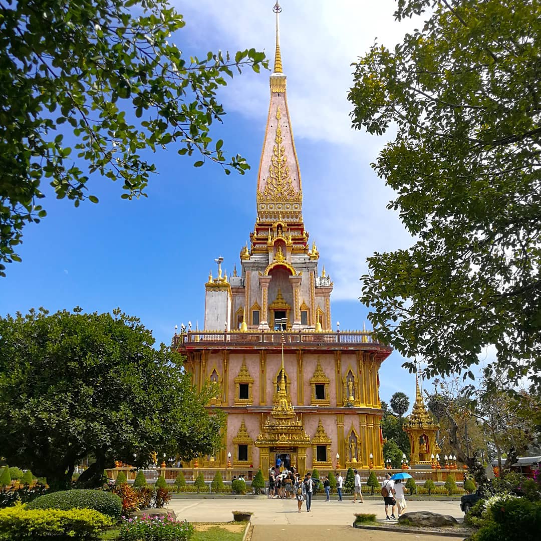 查龍寺 Chalong Temple Wat Chalong 大坡夜市 Sunday Walking Street Market Lard Yai 布吉鎮 舊城區 Clock Tower 泰國夜市 泰國自由行 泰國景點 泰國必去 PP島 卡塔海灘 Kata Beach 珊瑚島 攀牙灣 幻多奇樂園 芭東海灘酒吧街 皇帝島 斯米蘭群島海洋公園 普吉大佛 查龍寺 普吉鎮 布吉鎮 布吉大佛 Hanuman World Flying Hanuman 反轉屋 Baan Teelanka 布吉 布吉自由行 布吉景點 普吉 布吉好去處 布吉必去 布吉必去景點 布吉必玩 普吉自由行 布吉 景點 布吉景點推介 布吉島 普吉島 phuket 泰國布吉自由行 泰國布吉 泰國普吉 布吉有咩玩 布吉 夜市 布吉夜市